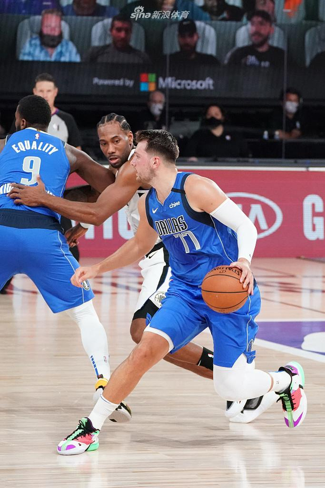 交在他手中 交在他手中